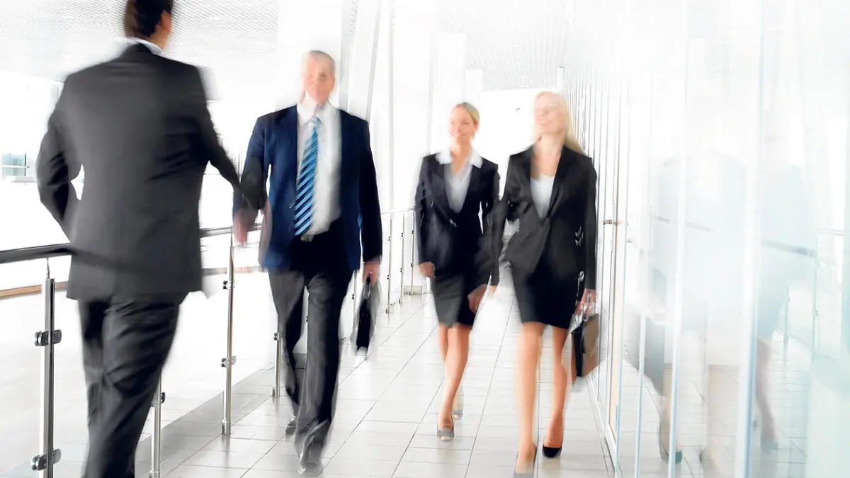 ¿Cuál es el saludo más adecuado, «buen día» o «buenos días»? ¿Y durante la tarde y la noche?