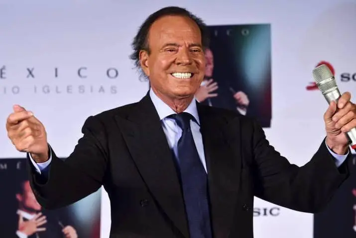 Julio Iglesias responde a rumores de retiro: lo anunciaré con dignidad