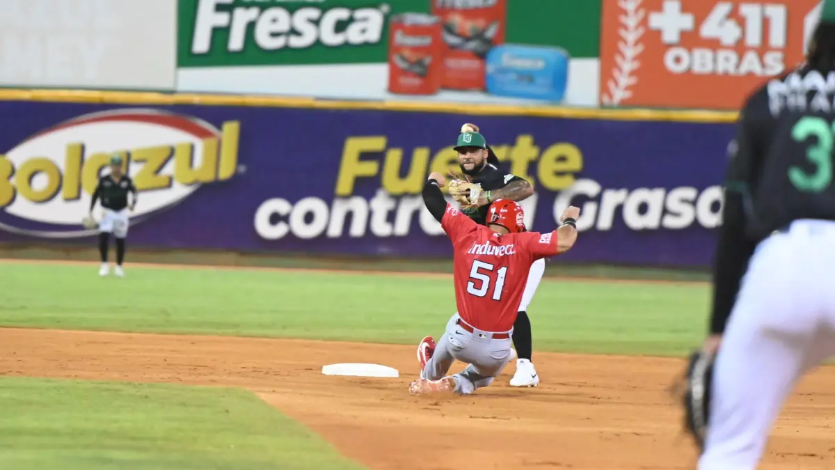 Estrellas cortan invicto de Escogido en SPM