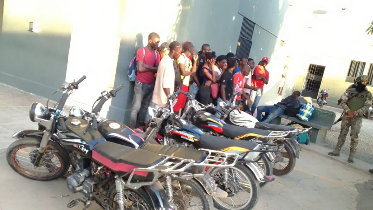 Apresan 26 indocumentados que se trasladaban en 5 motocicletas