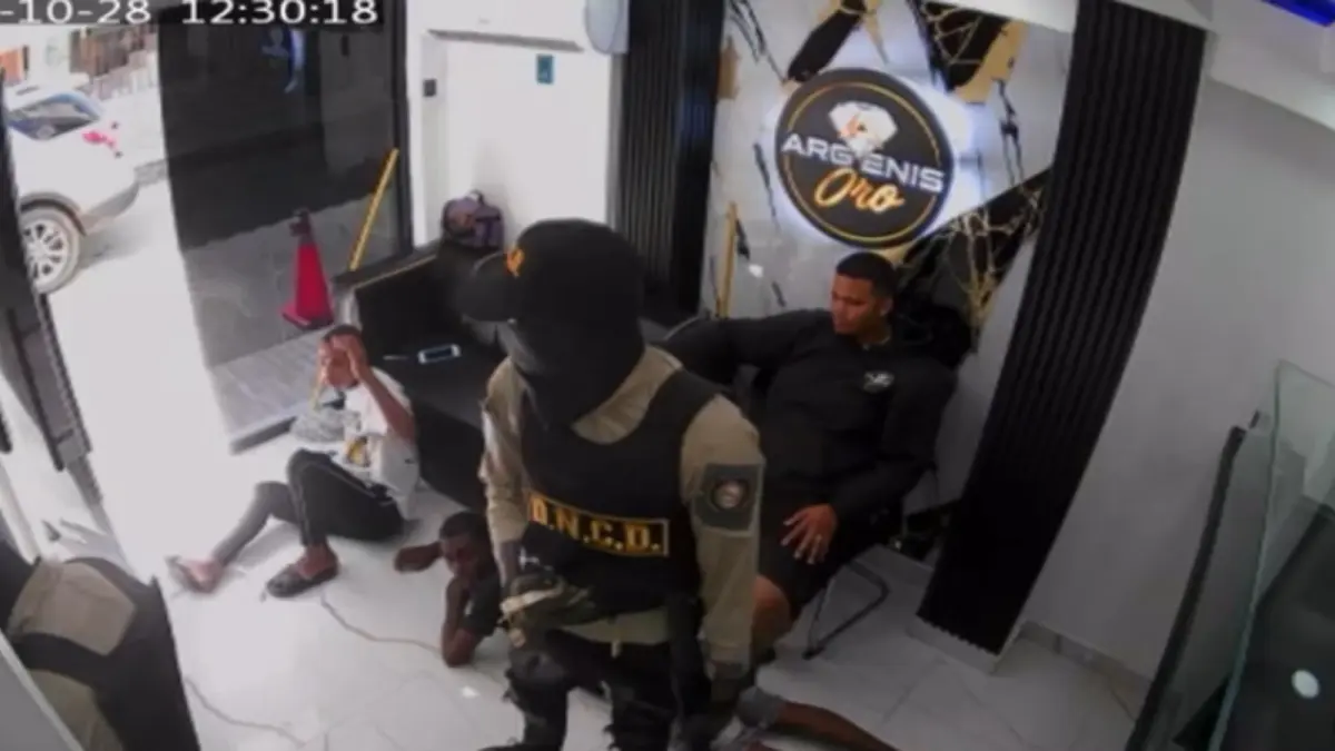 Hombres fingen ser agentes de la DNCD y asaltan joyería en San Luis