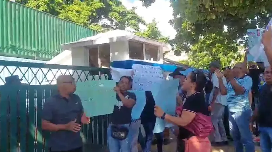 Ahorrantes de Coopherrera se manifiestan frente al Idecoop por deuda