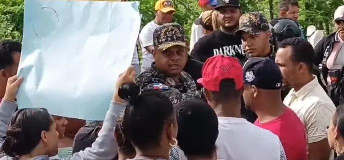 Residentes de Juma Bejucal protestan ante EDENORTE por altas facturas y apagones