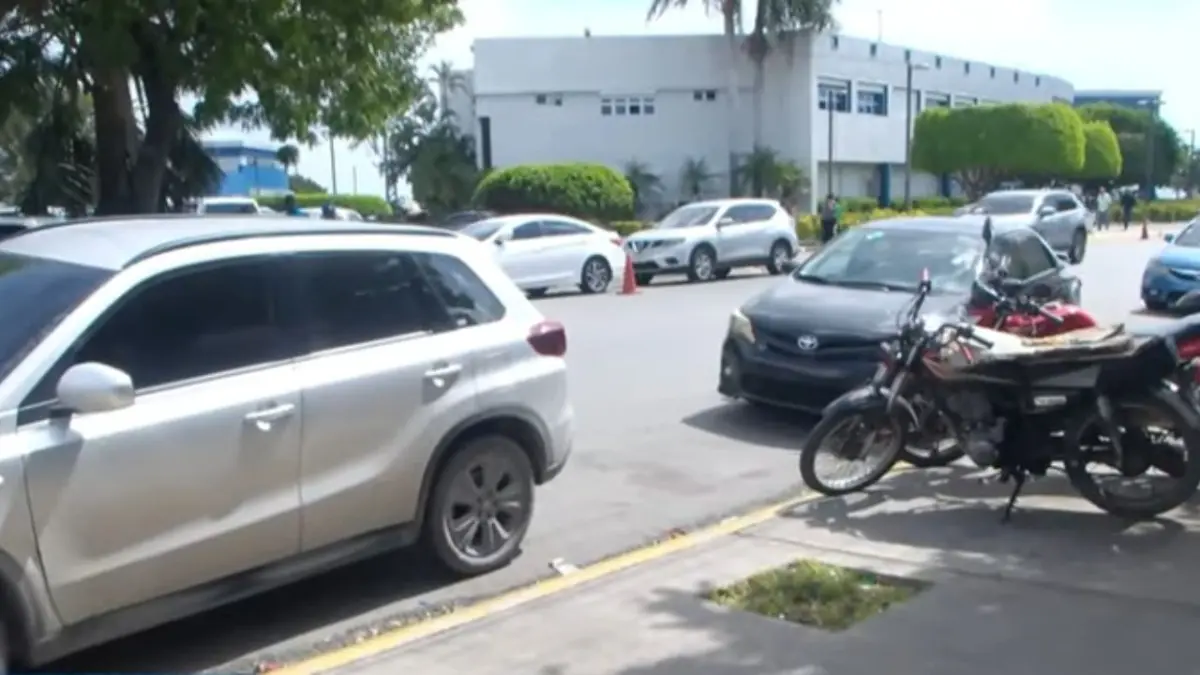 Parqueadores informales proliferan sin control, conductores se quejan de cobros excesivos