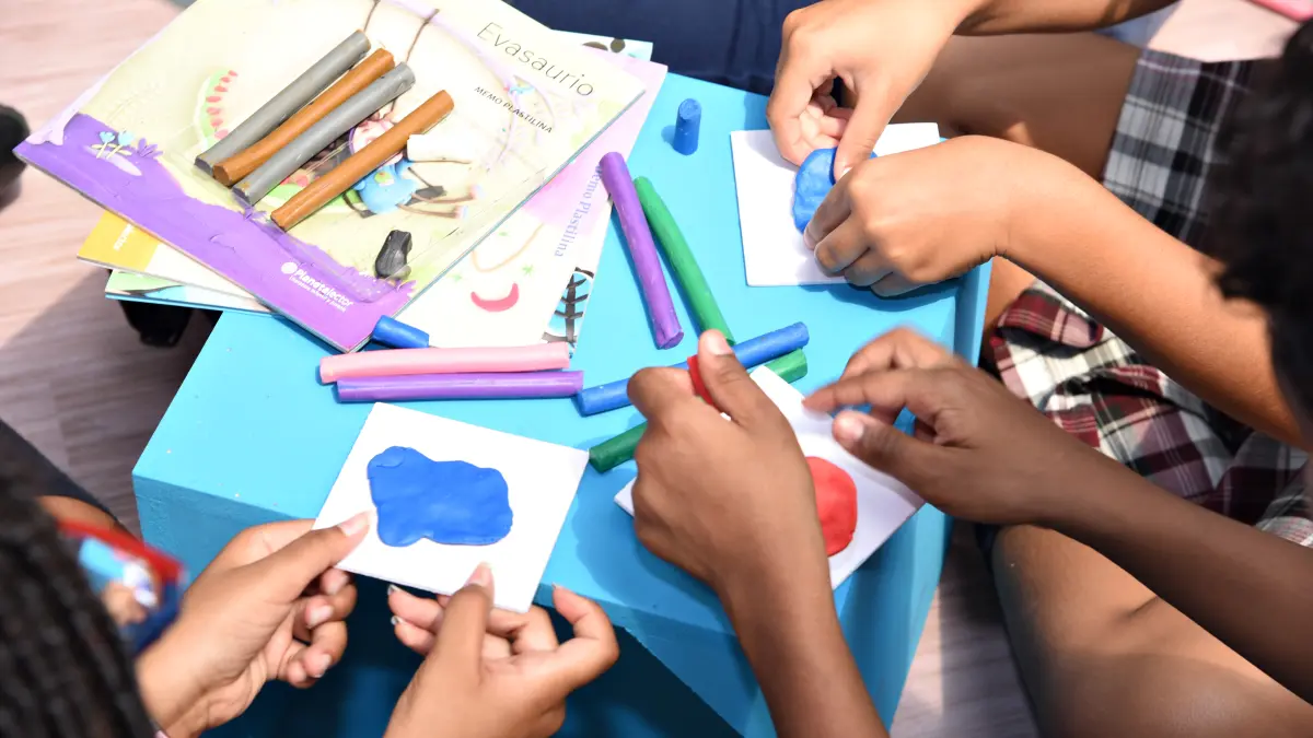 Cuesta Libros trae al país al autor y artista internacional, Memo Plastilina