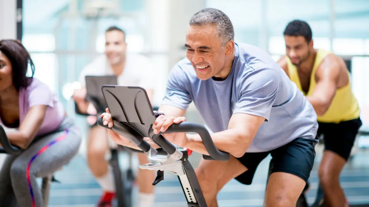 El ejercicio que deben hacer las personas mayores de 40 años según expertos en longevidad