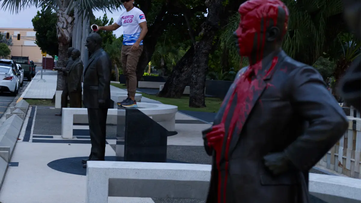 Activistas lanzan pintura a estatuas de presidentes de EE.UU. en Puerto Rico tras insulto basura