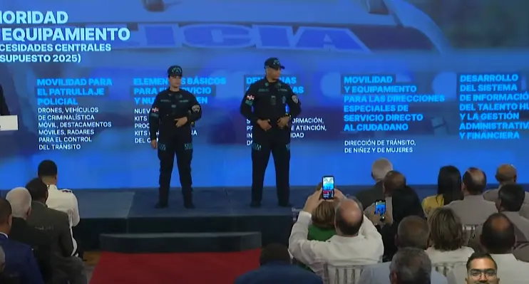 Presentan nuevos uniformes de la Policía Nacional para el próximo año