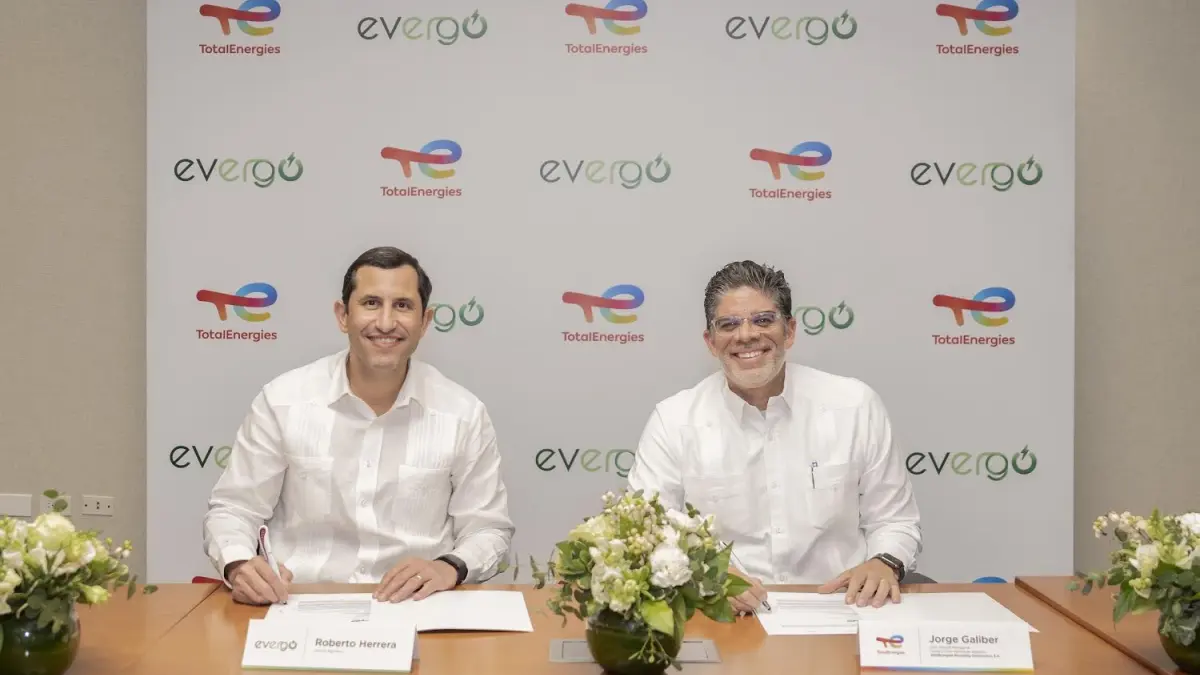 TotalEnergies y Evergo firman alianza para instalar la electrolinera más rápida del país