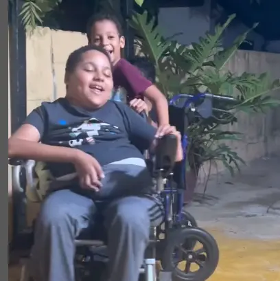 Adolescente pide ayuda para tratar rara enfermedad