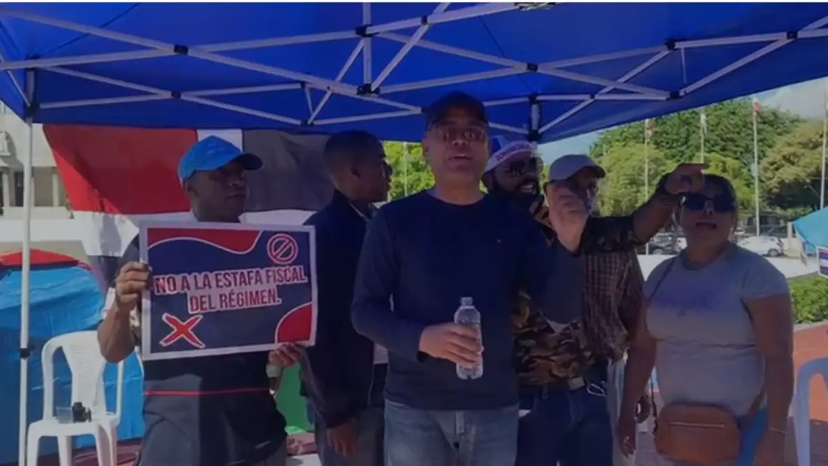Carlos Peña protesta por cuarto día frente al Congreso en rechazo a la reforma fiscal 