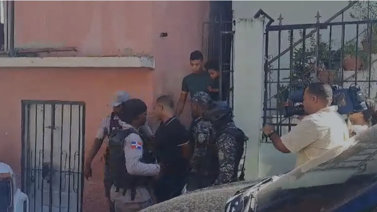 Apresan policía por agredir brutalmente a un joven en Villa Mella