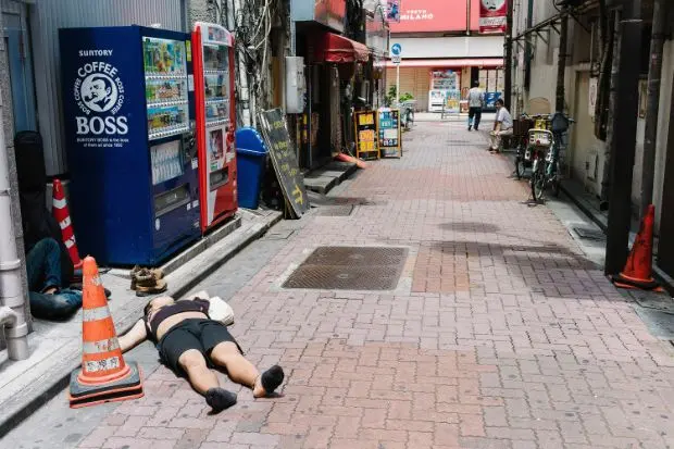 Alcaldes de Japón hartos de turistas borrachos prohíben consumo de alcohol en las calles