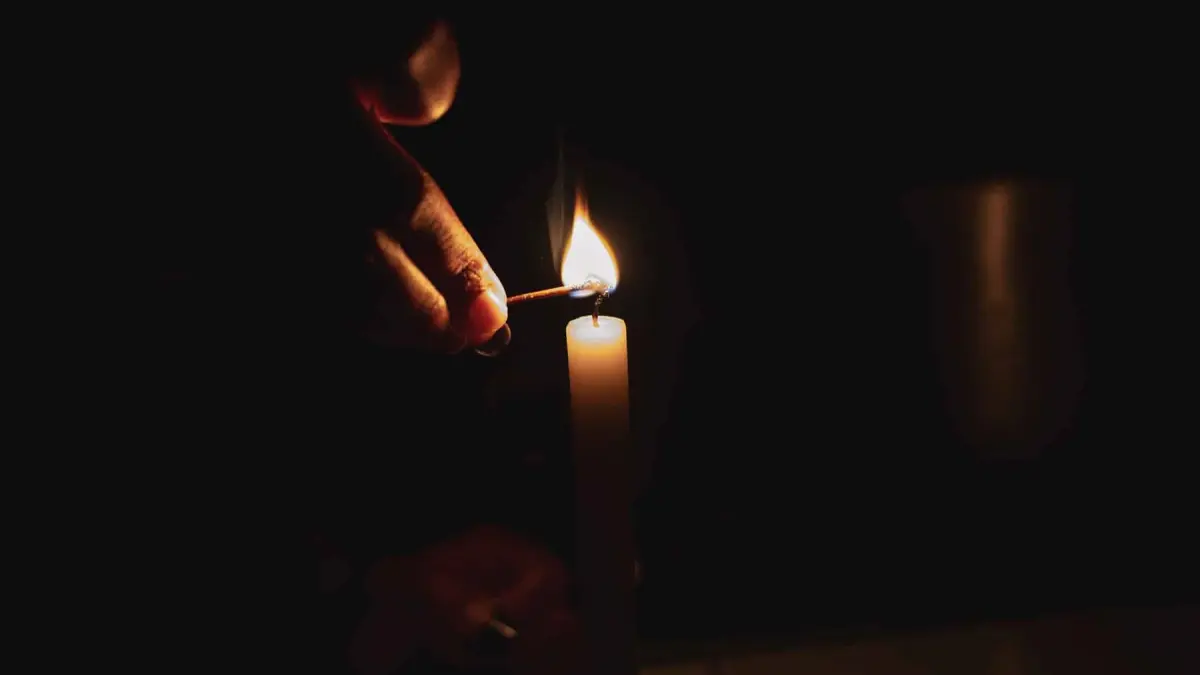 Claman por el fin de los interminables apagones en sector Sol de Luz en Villa Mella