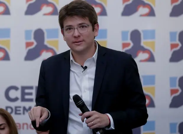 El senador opositor colombiano Miguel Uribe Turbay anuncia su precandidatura presidencial