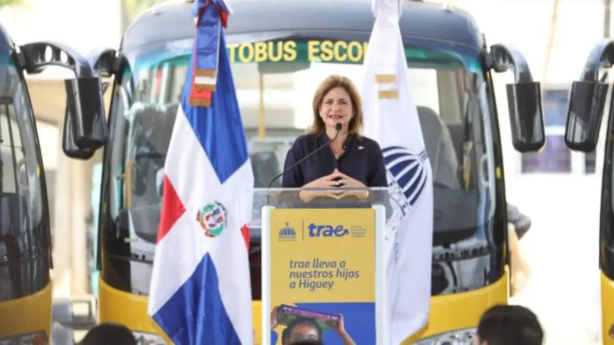 Raquel Peña inaugura Sistema Nacional de Transporte Estudiantil (TRAE) en Santiago