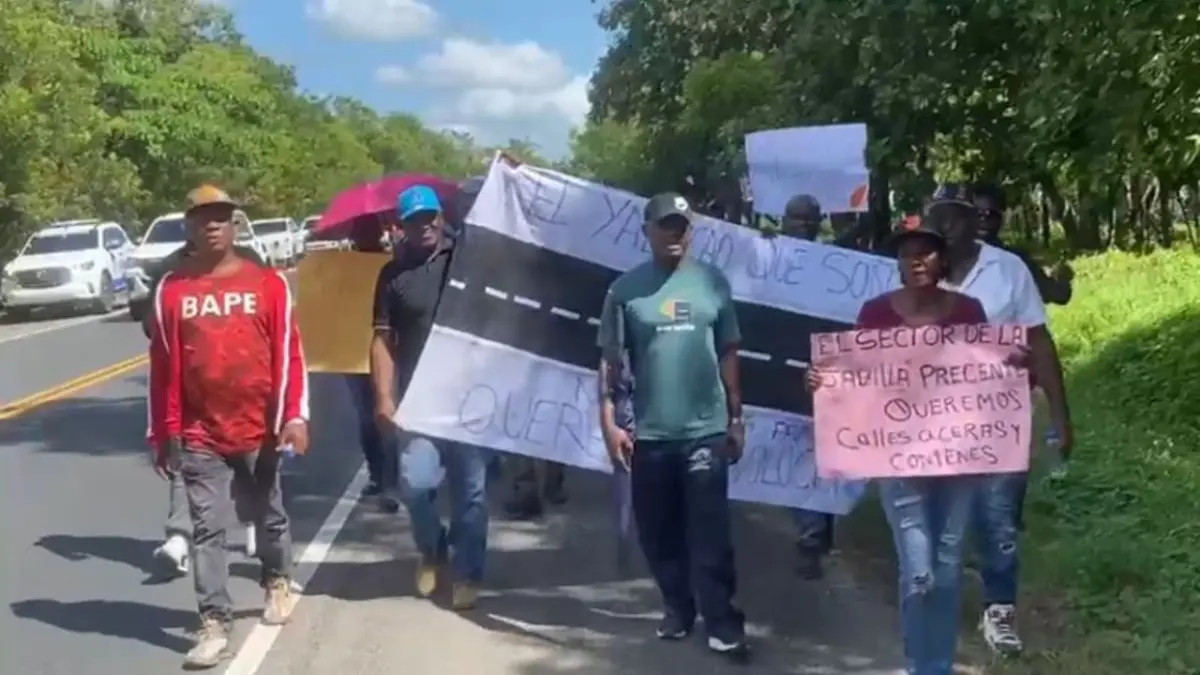 Protestan por arreglo de carreteras en Monte Plata