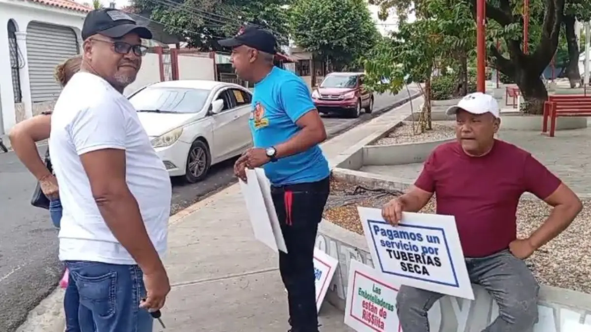 Comunitarios se lanzan a las calles en Santiago: denuncian tienen seis meses sin recibir agua