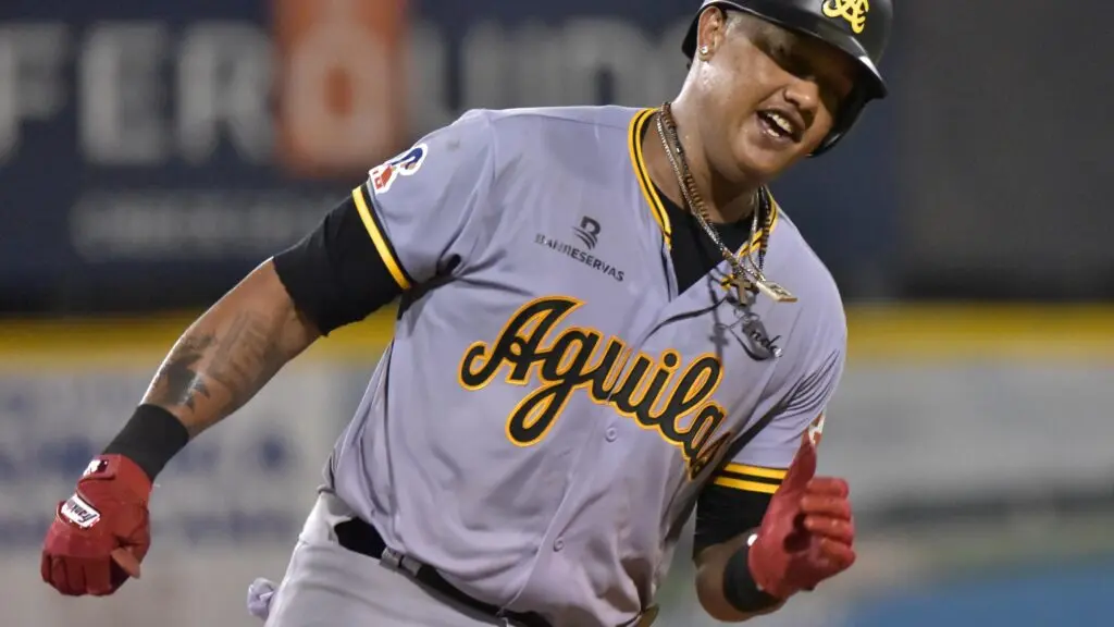 Águilas inician vuelo alto con jonrones de Encarnación y Castro