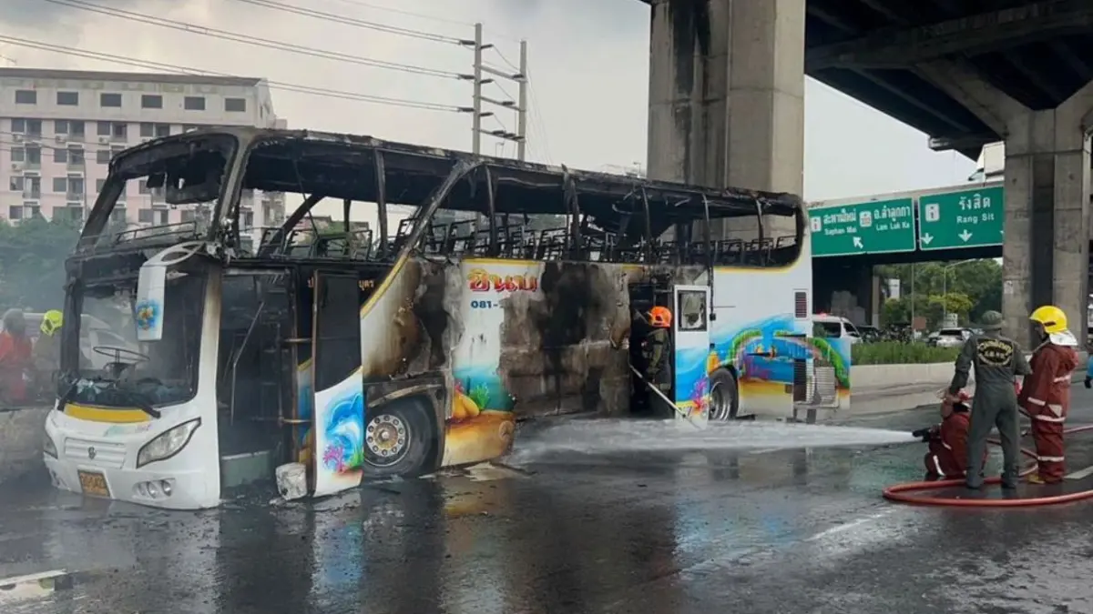 Tailandia trata de identificar a los 23 fallecidos por el incendio en un autobús escolar