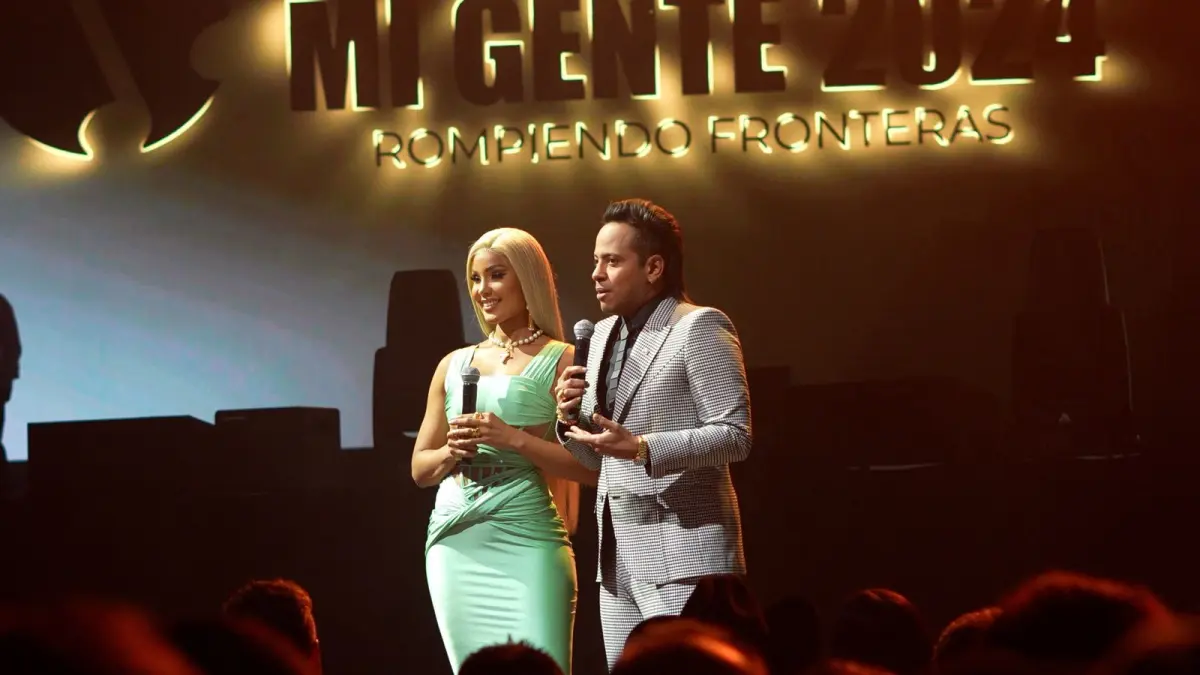 Sarodj sigue consquistando Colombia; deslumbra como presentadora oficial de los premios Mi Gente TV