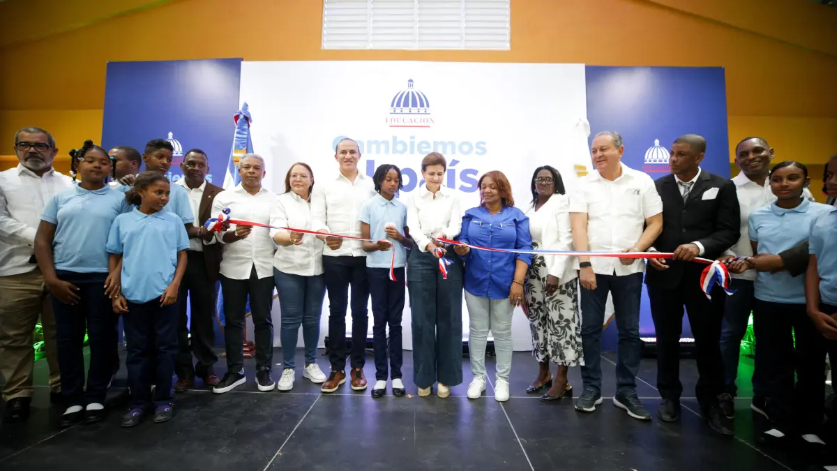 Gobierno entrega obras y da inicio a remozamiento de hospital en el sur