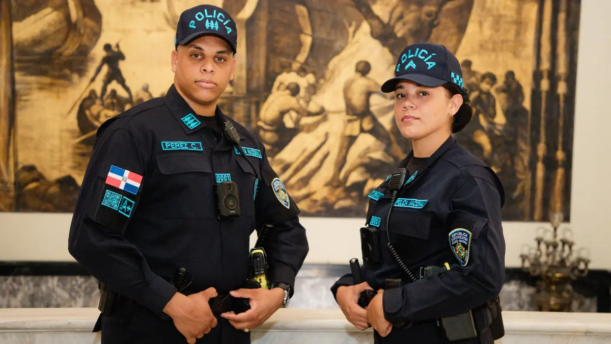 Este es el nuevo uniforme de la Policía Nacional que incluirá código QR y cámara corporal