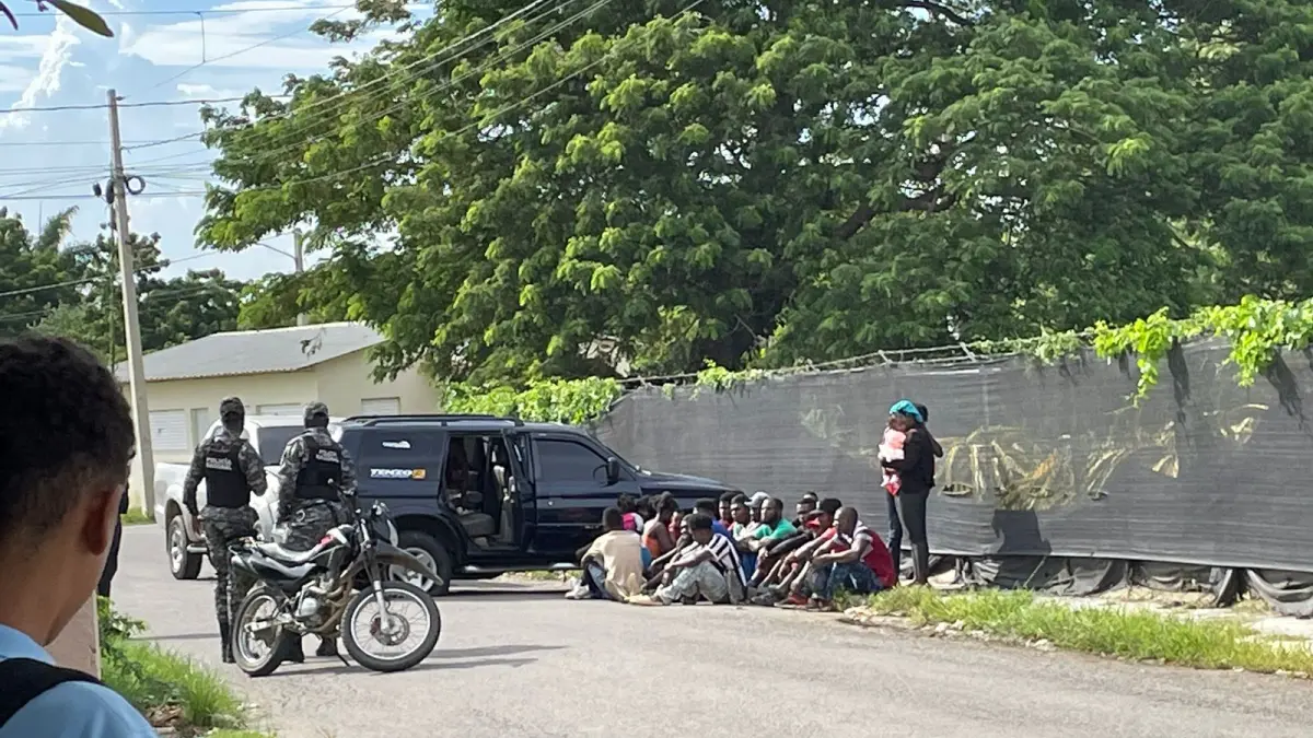 Detienen vehículo con al menos 23 inmigrantes haitianos en Valverde