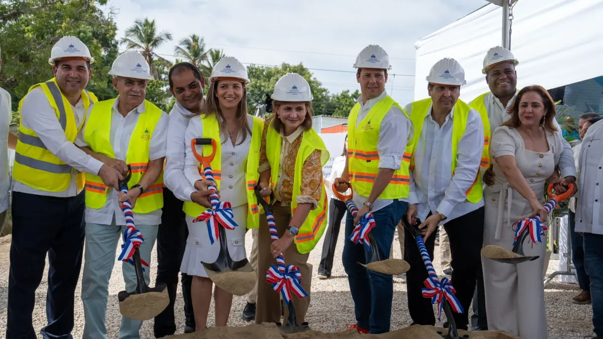 Raquel Peña y MIVED inician construcción de Unidad Traumatológica del Hospital Luis Bogaert en Valverde