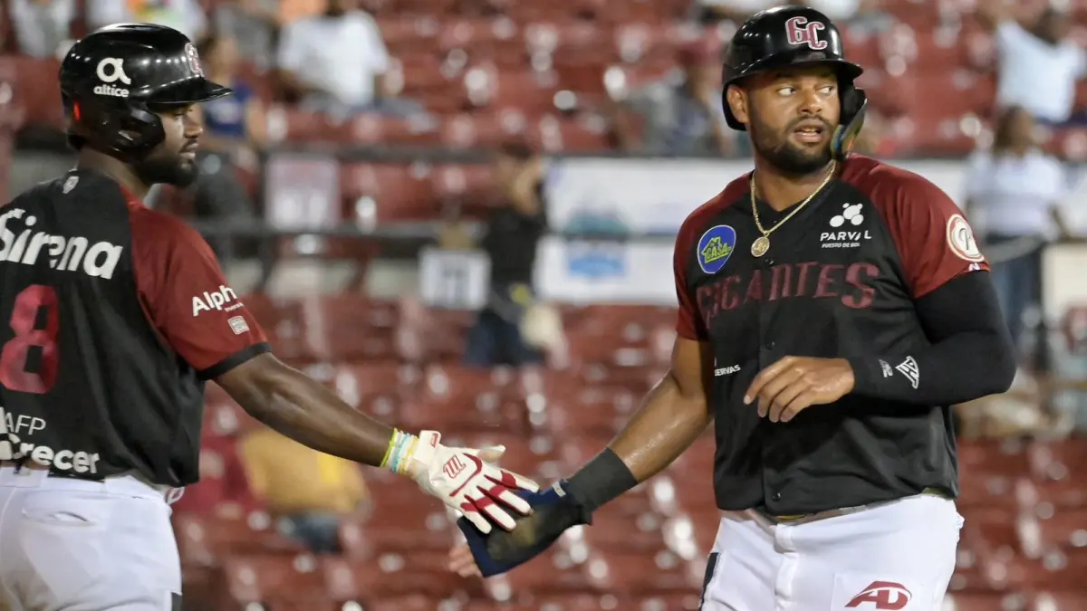 Diego Hernández batea triple y dos sencillos en primer triunfo en casa