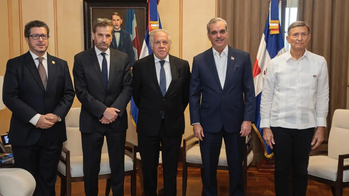 Abinader recibe en el Palacio Nacional al secretario general de la OEA, Luis Almagro