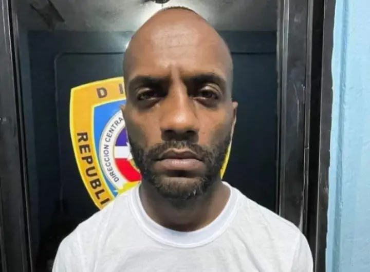 Hombre detenido por homicidio es apuñalado por otro recluso en destacamento de Moca