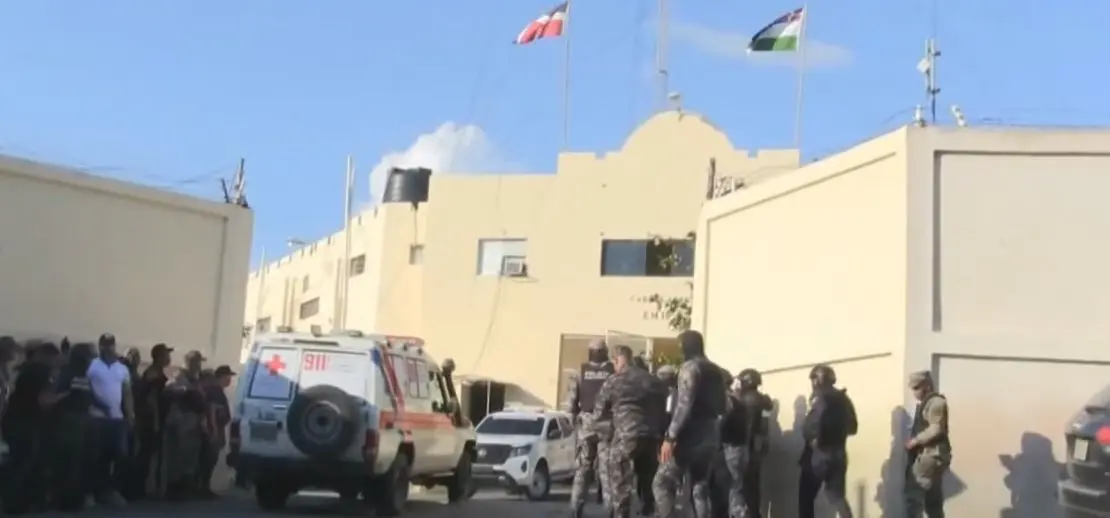 Trasladan seis reclusos y allanan cárcel de Azua tras incidente en que interno secuestró coronel