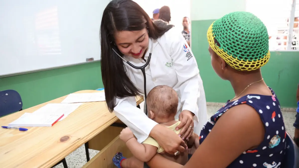 Proponen pagar dos sueldos, liberar de impuestos y pagar 50% de vivienda a médicos en la zona fronteriza