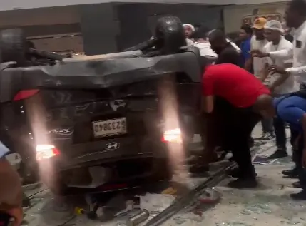 Cuatro personas ingresadas tras sufrir lesiones cuando vehículo cayó de estacionamiento en supermercado