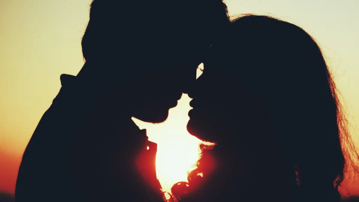 Entérese cuál es el origen del beso, según la ciencia