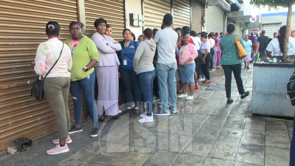 Tiendas abarrotadas por compradores en este este Viernes Negro