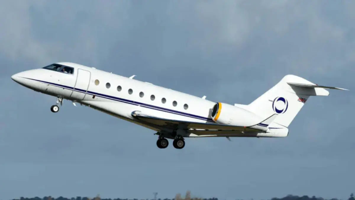 Científicos descubren que los aviones privados emiten 500 veces más CO2 que una persona