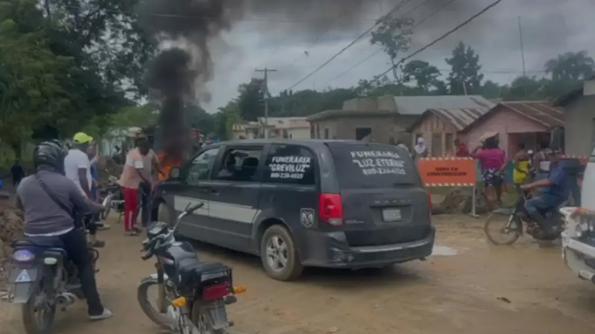 Tras promesas y años en reconstrucción, protestan bloqueando tramo carretero en Monte Plata