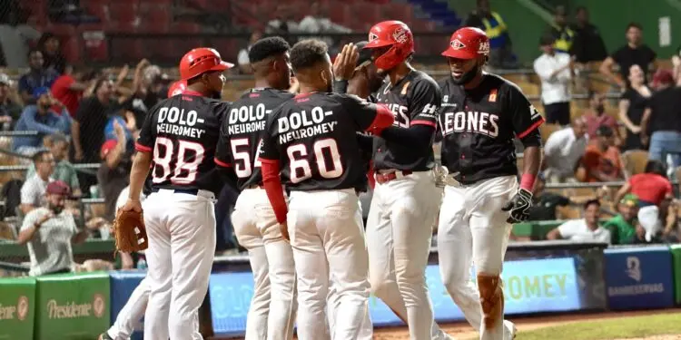 Leones remontan para obtener tercera victoria en línea