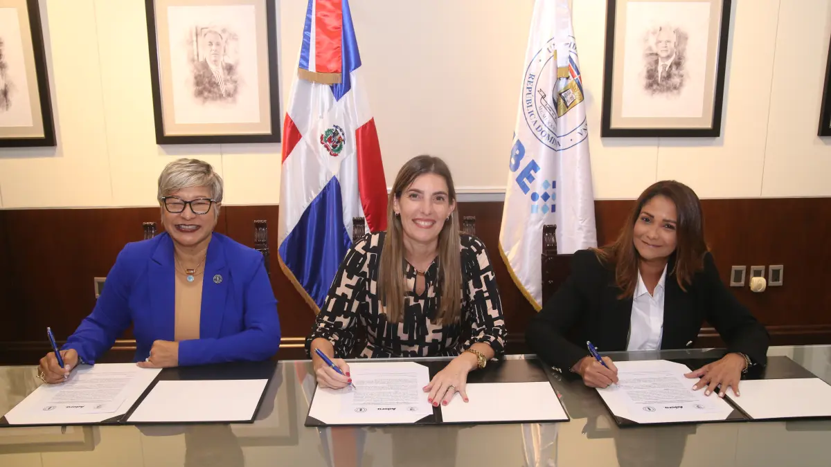 Unibe, ADORA y el Círculo de Locutores firman acuerdo para fortalecer la formación en comunicación