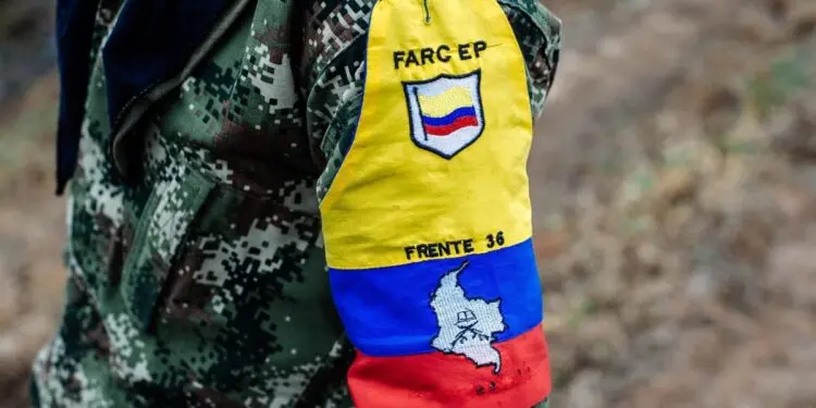 Delegación humanitaria recibe a una menor reclutada por disidentes de las FARC en Colombia