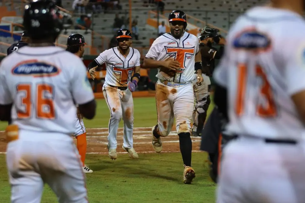 Rogers, Valdez y Johnston guían victoria Toros sobre Gigantes