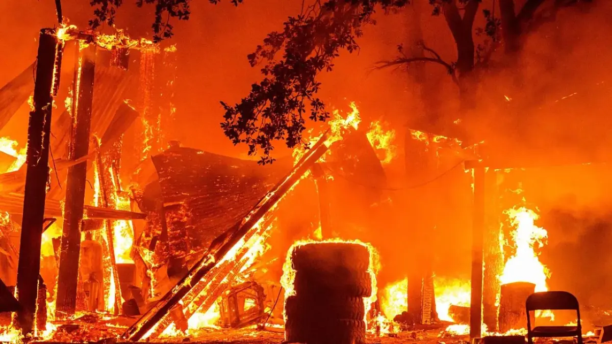 Un incendio sin control obliga al desalojo de más de 10 mil de personas en California