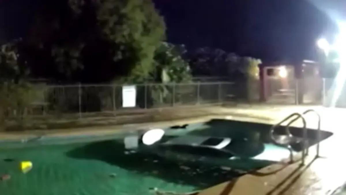 El dramático rescate de un hombre que cayó a una piscina dentro de su auto y quedó atrapado bajo el agua
