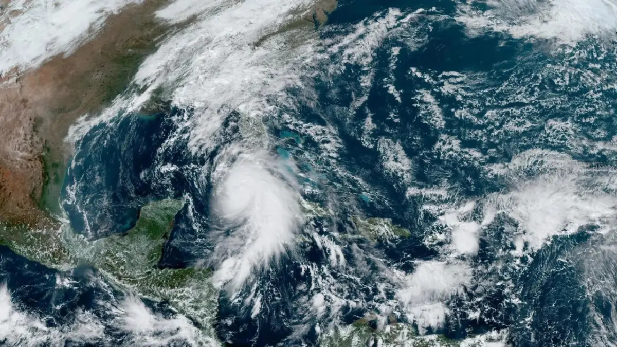 El huracán Rafael gana fuerza en el centro del Golfo de México