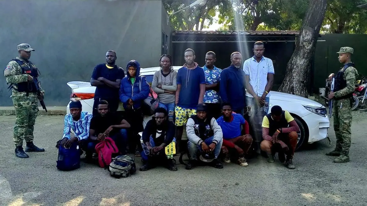 Ejército detiene 28 haitianos en estatus migratorio irregular en tres vehículos