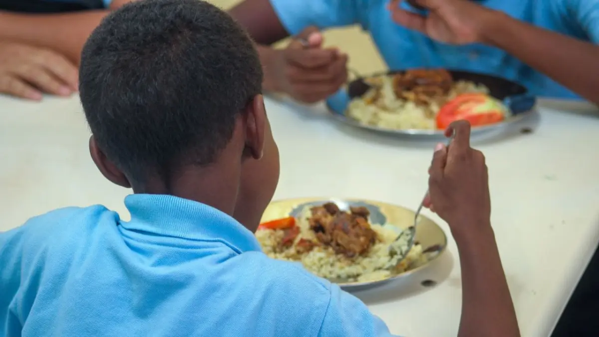 Centros educativos en zonas remotas reciben alimentación escolar