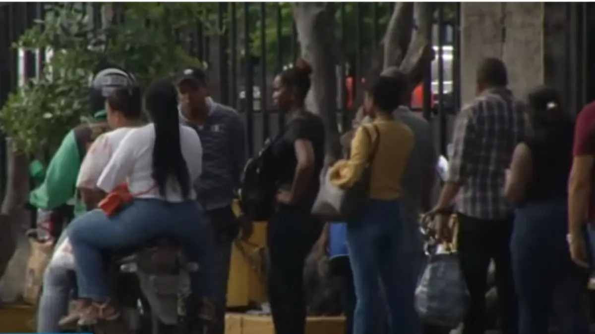 Motoconchistas montan a dos pasajeros por viaje