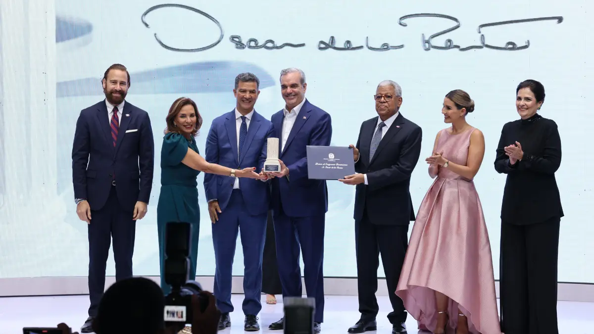 MIREX entrega Premio al Emigrante Dominicano Sr. Oscar de la Renta a Ydanis Rodríguez